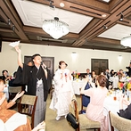 THE KAWABUN NAGOYA：サービス精神旺盛な新郎による歌の披露で会場は大盛り上がり。ゲストと距離の近いアットホームな披露宴