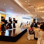 ＡＮＡクラウンプラザホテル金沢：フローリストと選んだ和装も洋装も映える会場アレンジ。芸姑さんによる祝福の舞は特設ステージで華やかに