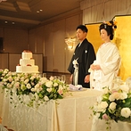 ホテルオークラ京都：ゲストが寛げる大空間をふたりらしく装飾。再入場での父から新郎へのバトンタッチで、会場は温かな雰囲気に