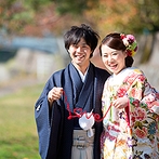 ララシャンス　太陽の丘：一生に一度の結婚式だからこそ、じっくり話し合って。高砂をソファにして、ゲストとの距離を縮めよう