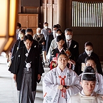 明治神宮・明治記念館：伝統ある明治神宮での神前挙式は以前からの憧れ。美しい和装をまとい、日本料理でゲストをもてなすことに