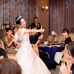 ホテルメトロポリタン盛岡　ＮＥＷ　ＷＩＮＧ：新郎新婦のサプライズダンスで宴がスタート。ゲスト参加型イベントも満載で、笑顔いっぱいの時間を満喫した