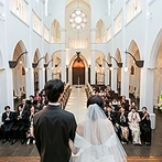 ノートルダム周南 Notre Dame SHUNAN：ステンドグラスが綺麗な大聖堂でアットホームな挙式。開放的なガーデンでのひと時もゲストと楽しんだ