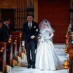 ピアザ ララ ルーチェ：新婦の父への感動のサプライズ。ステンドグラスが輝くチャペルで笑顔と涙に包まれたふたりらしいセレモニー