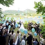 迎賓館　サクラヒルズ川上別荘：青い空、豊かな緑や川のせせらぎに囲まれて永遠の愛を誓った、オリジナリティあふれるにこやかな人前式