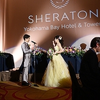 横浜ベイシェラトン ホテル＆タワーズ：ドレスの色当てクイズはリボンワンズも使って楽しい雰囲気。新郎から新婦へのサプライズは感動のシーンに