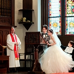 ＳＴ. ＭＡＲＧＡＲＥＴ　ＷＥＤＤＩＮＧ（セント・マーガレット　ウエディング）：ステンドグラスが輝く荘厳な大聖堂で感動あふれる挙式。牧師の導きによる厳かなセレモニーが心に刻まれた