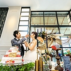 アルカンシエル横浜 luxe mariage：カジュアルな雰囲気が漂うバリ風の空間をおしゃれにコーディネート。高砂はフォトブースのようにおしゃれ