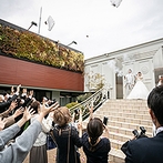 アルカンシエル横浜 luxe mariage：ゲスト一人ひとりの祝福の笑顔を目に焼き付けた挙式。大階段で行うパラシュートベアは全員参加で大はしゃぎ