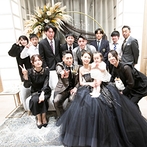 アルカンシエル横浜 luxe mariage：みんなの笑顔が集まる、ソファスタイルのカジュアルなメイン席。自由に選べるデザートビュッフェも大好評