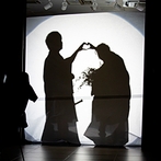 アルカンシエル横浜 luxe mariage：和装でのシルエット入場はサプライズ感満載。和にぴったりの竹を使った光の演出で幻想的な雰囲気も満喫