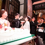 乃木神社・乃木會館：日本の四季を表現し、芸術的な空間が広がる披露宴会場。お互いの兄弟姉妹の絆を深めるケーキ演出も楽しんだ