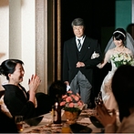 乃木神社・乃木會館：お饅頭のファーストバイトはゲストの間で話題に。スポットライトを浴びる父と娘の姿に会場が感動で包まれた