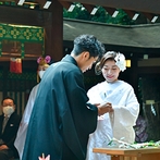 乃木神社・乃木會館：ゲストだけでなく多くの参拝客に見守られて憧れの参進の儀も実現。和婚らしい折り鶴シャワーも印象に残った