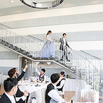 アートグレイス　ウエディングコースト　東京ベイ：映画のようにドラマティックな、階段からの再入場。ゲストとたくさんふれあい、美味しい料理も満喫できた