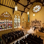 那須高原ミッシェルガーデンコート：礼拝堂の素敵な雰囲気と共に一つひとつのシーンが心に残る挙式。緑に包まれてアフターセレモニーも満喫