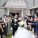 ホテル阪急インターナショナル：白を基調とした温かな雰囲気の独立型チャペルが舞台。ガーデンでのフラワーシャワーでは笑顔が輝いた