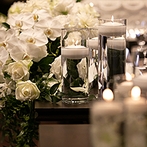ホテル阪急インターナショナル：上質を極めたホテルのバンケットで王道ウエディングが実現。装花、ケーキ、ドレス…どれをとっても豪華