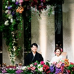 パレスホテル東京（ＰＡＬＡＣＥ　ＨＯＴＥＬ　ＴＯＫＹＯ）：メイン席のふたりを引き立てるアシンメトリーな装花。華やかな空間に映えるお花のアーチに、絶賛の声が多数
