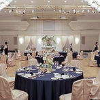 ホテルオークラ東京ベイ：クラシカルで温かみを感じる上質な空間づくりにこだわった。マカロンを使ったウエディングケーキも好評