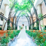 オリエンタルホテル 東京ベイ：【新浦安駅直結】緑と光が包む開放的なチャペル。天候に左右されないW。30周年特典も