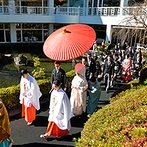 ロイヤルガーデンパレス 柏 日本閣：両親と同じ式場での結婚式を希望。緑豊かな日本庭園での参進や、水辺にたたずむ独立型神殿での神前式も
