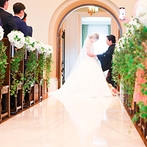 オークラ千葉ホテル：アイアンゲートが開き、やわらかな光が照らす純白の花嫁。厳かに誓った後は開放的なアフターセレモニーも