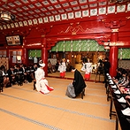 ＫＫＲホテル東京：縁結びの神様としても知られ、長い歴史を誇る神社で本格神前式。衣裳の着付や往復バスはホテルに任せて安心