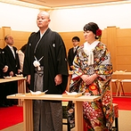 ＫＫＲホテル東京：真紅の絨毯に雅楽の調べ、艶やかな衣裳に伝統の儀式。提携神社の神主が執り行う、由緒正しい本格挙式