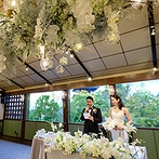 ザ ソウドウ ヒガシヤマ キョウト(THE SODOH HIGASHIYAMA KYOTO)：圧巻の天井装花など上質感が漂う大人のウエディング。京都ならではの景色とこだわりの美食でおもてなし