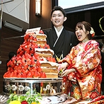 The ORANGER GARDEN ISUZUGAWA （ザ・オランジェガーデン五十鈴川）：思いがけない入場演出に拍手喝采！苺たっぷりの特大のネイキッドケーキや豪華なコース料理でおもてなし