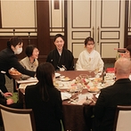 ホテルモントレ大阪：ゲストと同じテーブルで食事と会話を楽しんだ。お互いの出身地で作られた日本酒のおもてなしも大好評