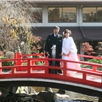 ホテルマリターレ創世　久留米：伊勢神宮の御霊が祀ってある神殿で神前式。挙式後は、緑が広がる日本庭園でゲストみんなと記念撮影