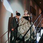MARRIVEIL THE SPIRE & HIDEAWAY：新郎にも当日まで内緒のカラードレスは、色当てクイズでゲストが予想。大階段から入場して注目を集めた