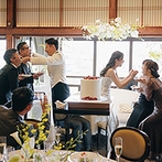 FUNATSURU KYOTO KAMOGAWA RESORT （国登録有形文化財）：サプライズのサンクスバイトや家族との中座など、感謝を伝える演出も。プチギフトもふたりらしくこだわった