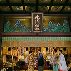 響 風庭 赤坂（HIBIKI）：緑の杜に包まれ、厳かな空気が漂う神社での本格神前式。歴史ある天井画や雅楽の演奏など全てが美しかった