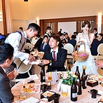リアン トゥール：ビールサーブやポーズ撮影でのテーブルラウンド。ゲストに感謝を伝え、幸せを分かち合った至福のひととき