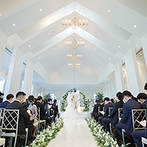 赤坂 アプローズスクエア迎賓館：大理石のバージンロードに反射する光が、純白の花嫁を美しく照らす。挙式後は開放的なガーデンセレモニーに
