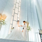 W the style of wedding（ダブリューザスタイルオブウェディング）：白一色に包まれる神秘的なチャペルに一目で虜になった。鹿児島らしい桜島の風景もふたりのお気に入り