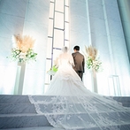W the style of wedding（ダブリューザスタイルオブウェディング）：まばゆい光に包まれる純白のチャペル。父と歩く長いバージンロードで、これまでの思い出を振り返った