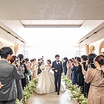 ニーズ青山 by T&G WEDDING (旧 青山迎賓館)：ふたりの誓いと共に現れた空にゲストも感動。この瞬間の気持ちをいつまでも忘れないセレモニー