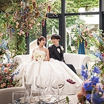 ニーズ青山 by T&G WEDDING (旧 青山迎賓館)：果実を取り入れたコーディネートで“実りの秋”を表現。特大スプーンでのファーストバイトも楽しいシーンに