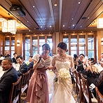 オリエンタルホテル 神戸・旧居留地：サプライズ感あふれる新婦＆妹のパフォーマンス。会場が一体となってゲストもノリノリでダンス！
