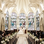 セントグレース大聖堂：壮麗なステンドグラスが輝く大聖堂にひとめぼれ。理想の会場で1組だけのプライベートな貸切ウエディング