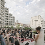 ホテル ラ・スイート神戸ハーバーランド　（ＨＯＴＥＬ　ＬＡ　ＳＵＩＴＥ　ＫＯＢＥ　ＨＡＲＢＯＲＬＡＮＤ）：ゲストがサインしたレコードを結婚証明書に。開放的なテラスでのアフターセレモニーも存分に楽しんだ