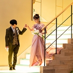 アルカンシエル luxe mariage 名古屋：大階段からの再入場は誰もが見とれるほど素敵。ゲスト目線で考えたおもてなしの数々も幸せなひと時を演出