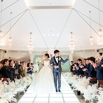 アルカンシエル luxe mariage 名古屋：白を基調とした洗練されたイメージのチャペル。ゲスト参加のセレモニーやイベントを盛り込み和やかムード