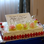 ＴＨＥ ＳＡＩＨＯＫＵＫＡＮ ＨＯＴＥＬ（長野ホテル 犀北館）：両家の両親からのサプライズで、ウエディングケーキが登場！自然体で楽しめるプロフィール映像も大好評