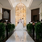 セントジェームスクラブ迎賓館仙台：純白のドレスが映える優雅なチャペルでの挙式。温かみも感じる空間でゲストからの祝福に包まれ、幸せを実感