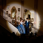 オステルリー・ド・コートダジュール：ロマンチックな階段入場に会場が沸いた。参加型ゲームをはじめ、ゲストとふれあう時間もたっぷり